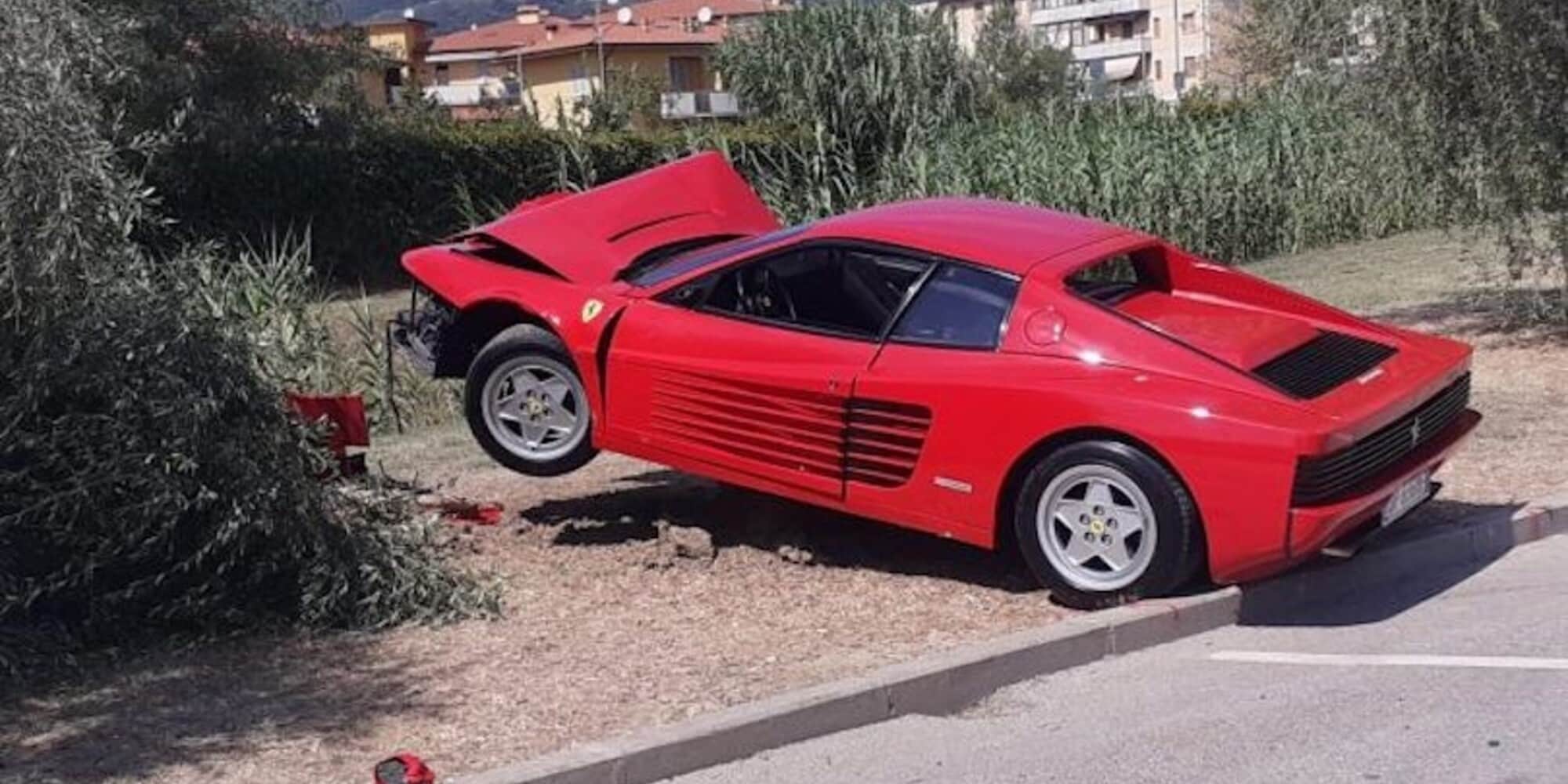 Ferrari Testarossa finisce contro un ulivo e diventa un rottame