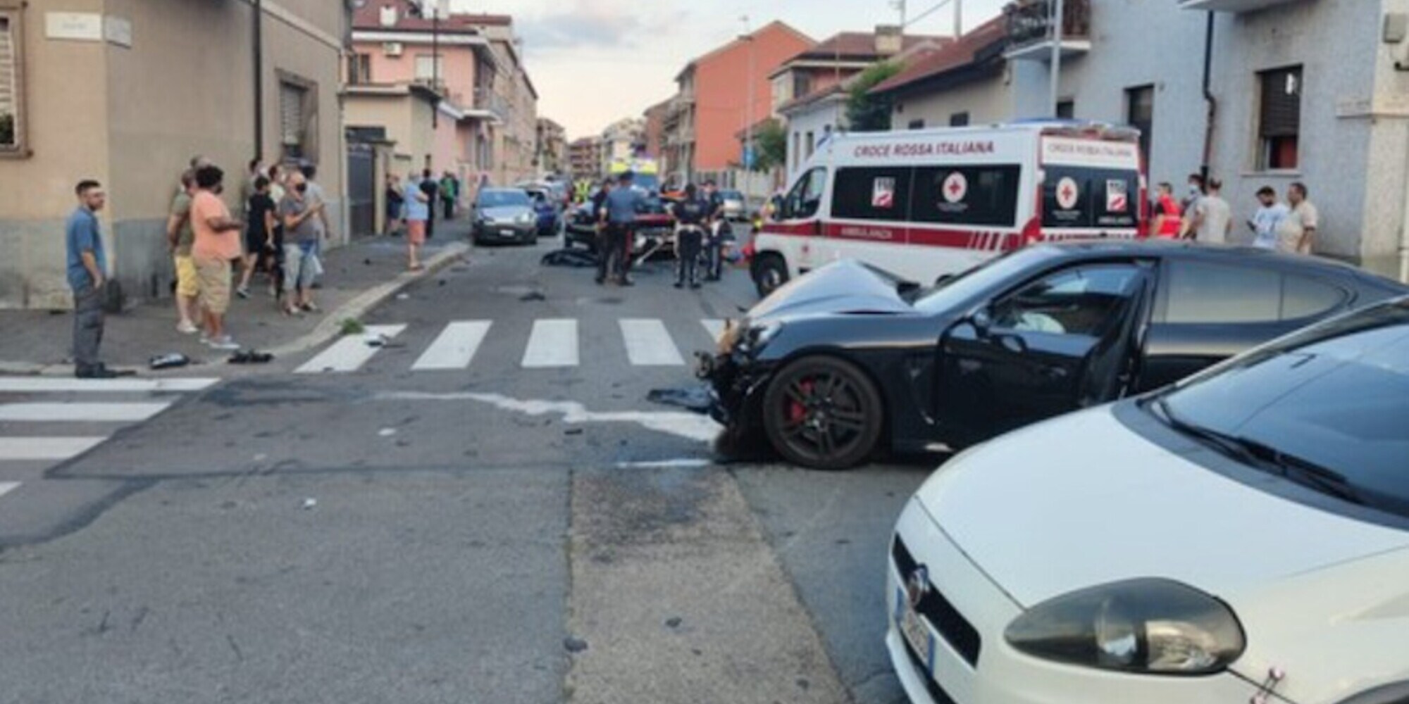 Sulla Porsche con le infradito, carambola contro l'auto dei carabinieri