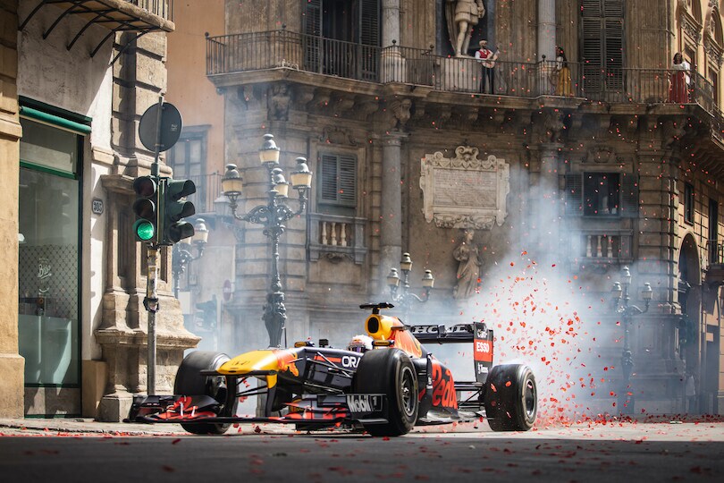 Verstappen sulla Red Bull RB7 a Palermo