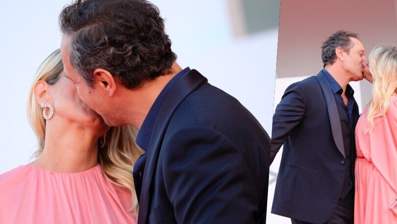 Santamaria-Barra, che passione: il bacio sul red carpet a Venezia