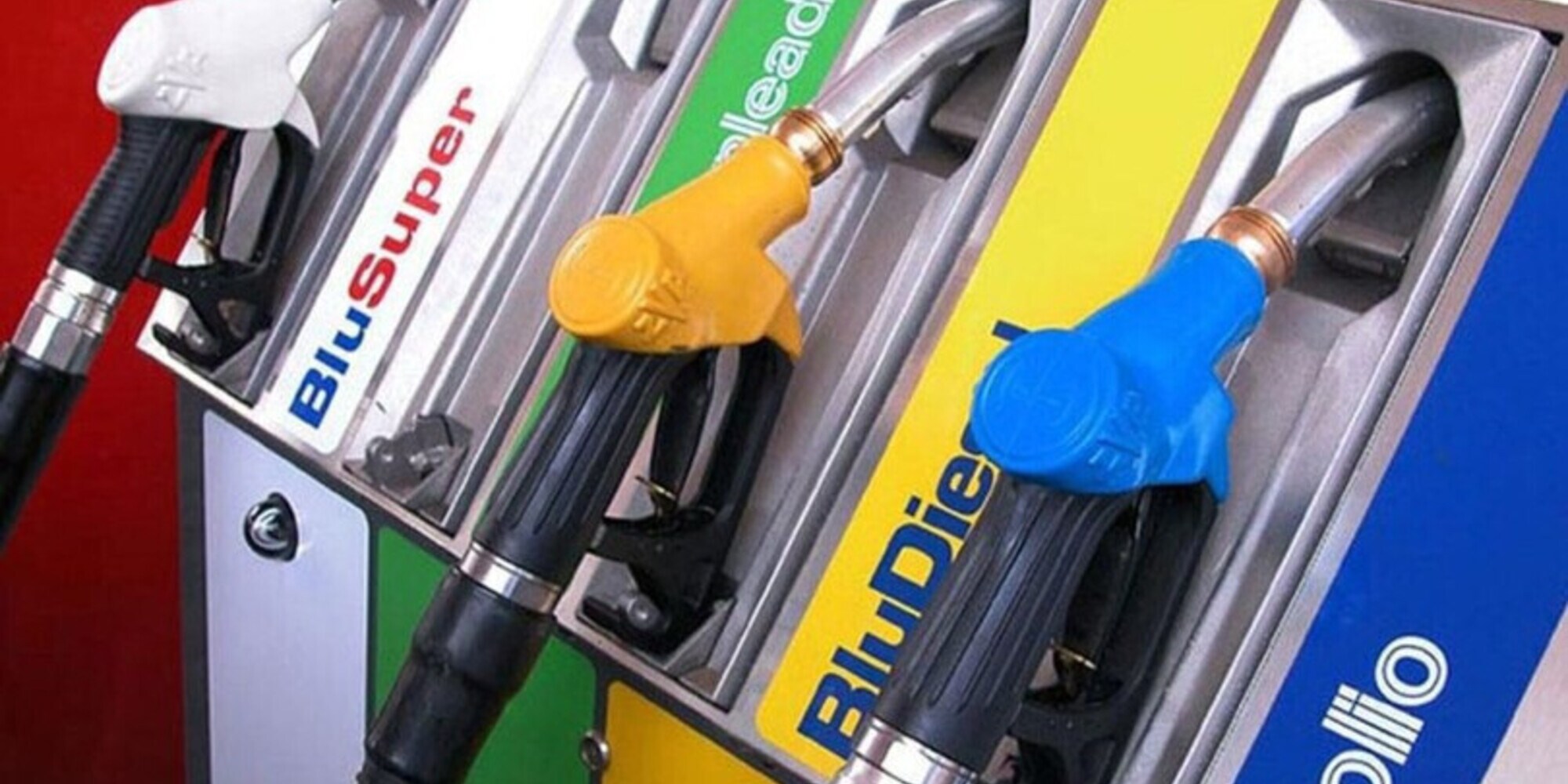 Prezzi carburante ancora in aumento: alla pompa +15,3% da inizio anno