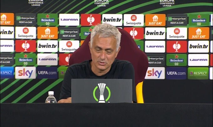 Mourinho parla, ma si ferma per..il traduttore
