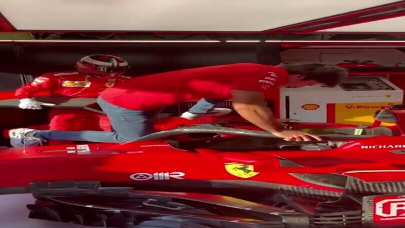 Khaby Lame: nel box Ferrari per spiegare a Sainz come si sale sulla monoposto