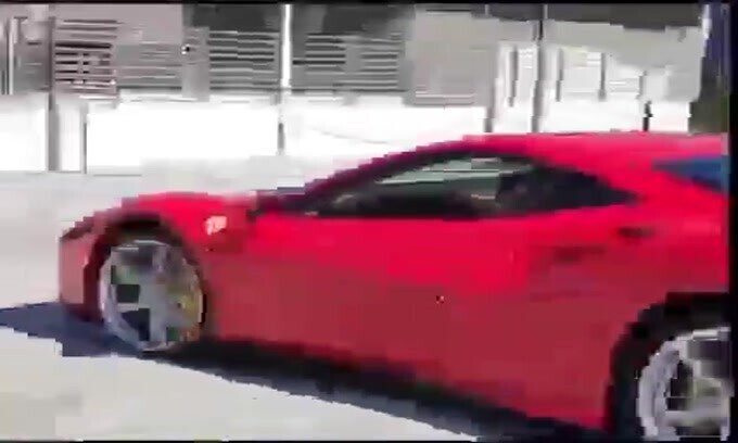 Alla guida della Ferrari c'è un bambino di 11 anni: è polemica sul web