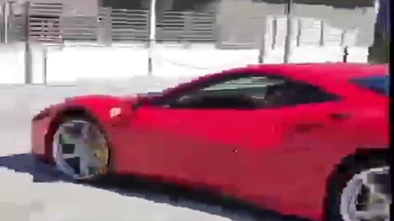 Alla guida della Ferrari c'è un bambino di 11 anni: è polemica sul web