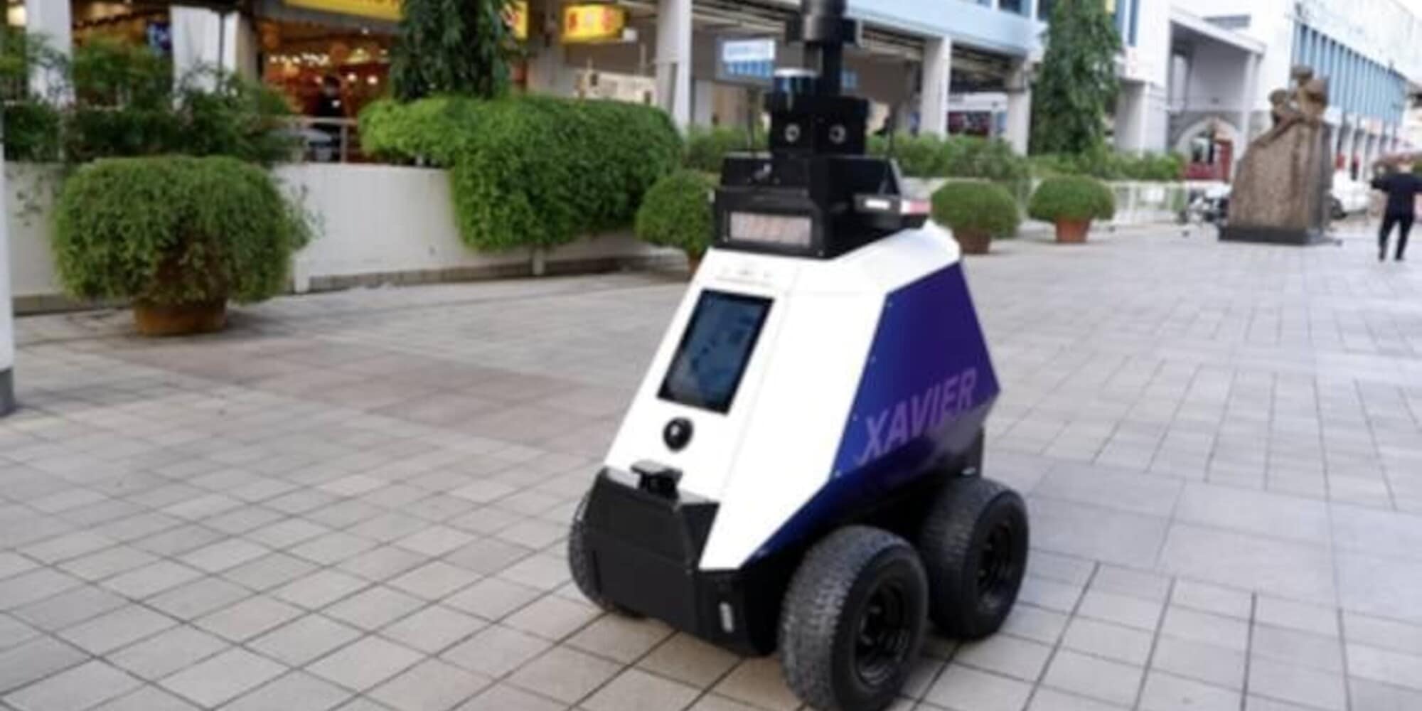 Xavier, il robo-poliziotto che "punisce" i parcheggi selvaggi