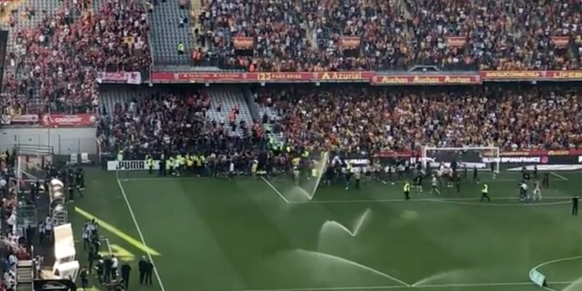 Lens-Lilla sospesa per l'invasione di campo degli ultras!