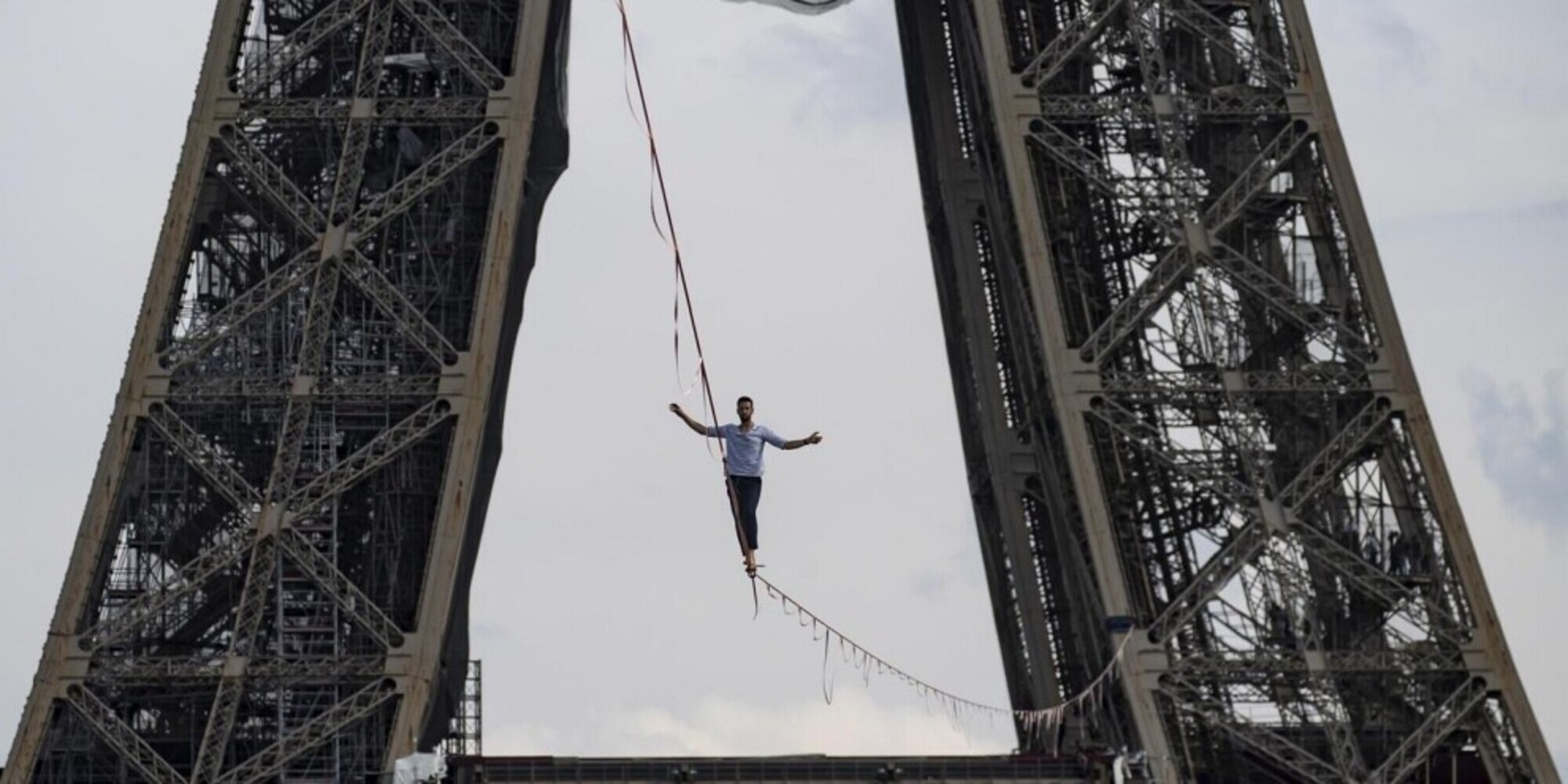 Nathan Paulin il funambolo: percorre 600m sopra la Senna dalla Torre Eiffel
