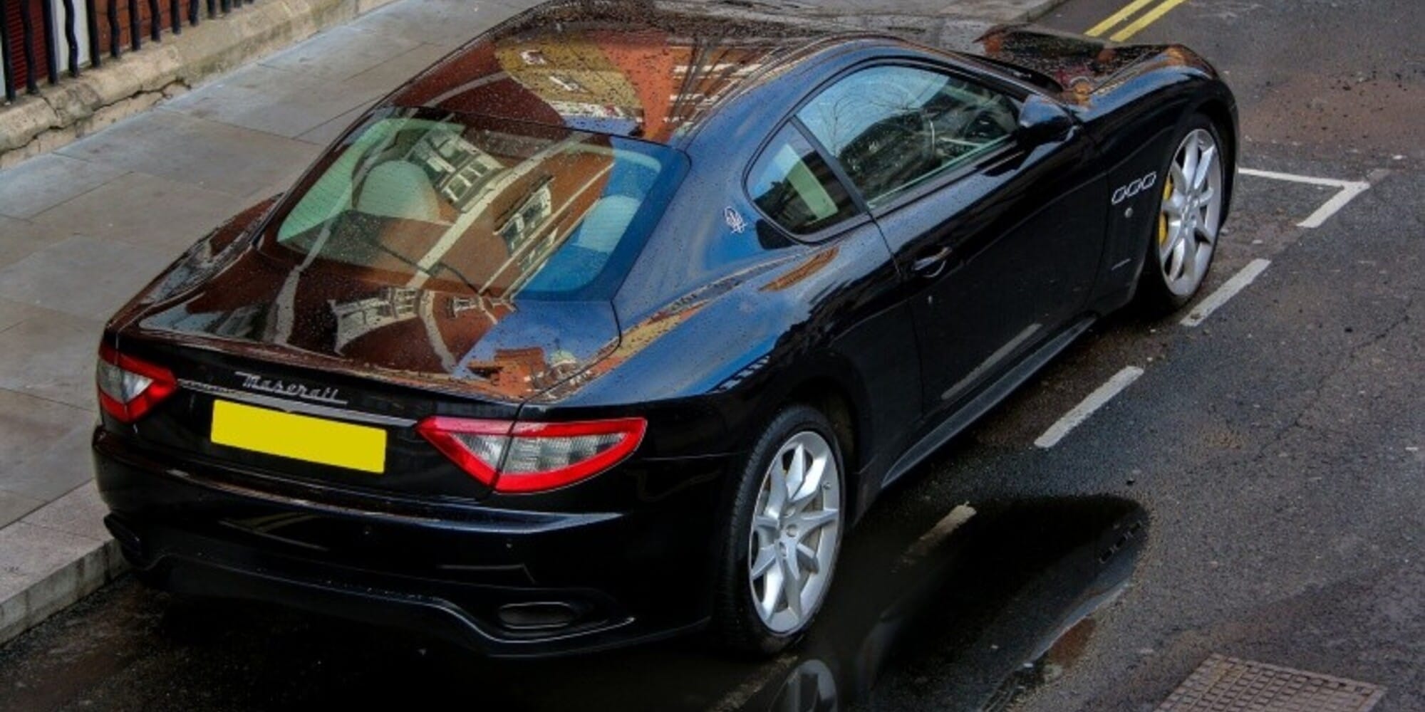 Becca il marito che la tradisce e gli distrugge la Maserati: danno da capogiro
