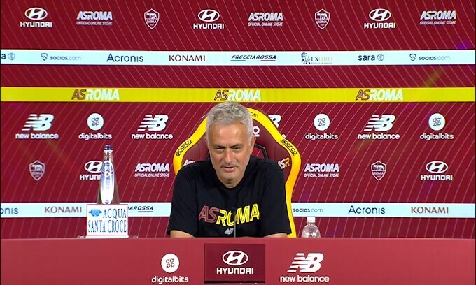 Mourinho ai giornalisti: "Volete farmi parlare di mercato"
