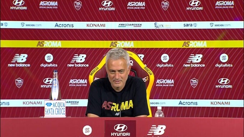 Mourinho ai giornalisti: "Volete farmi parlare di mercato"