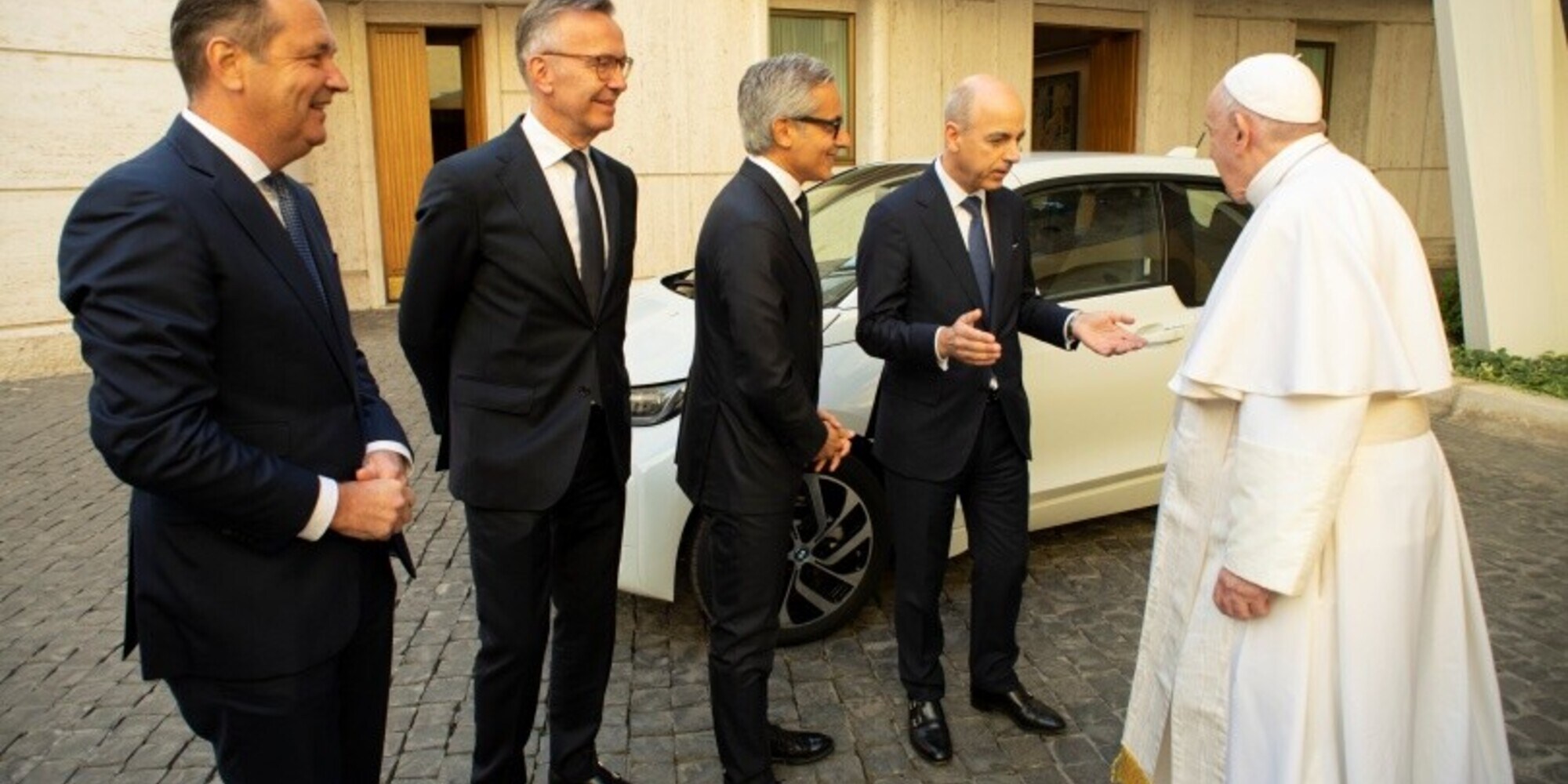 BMW Italia: in dono al Papa una i3
