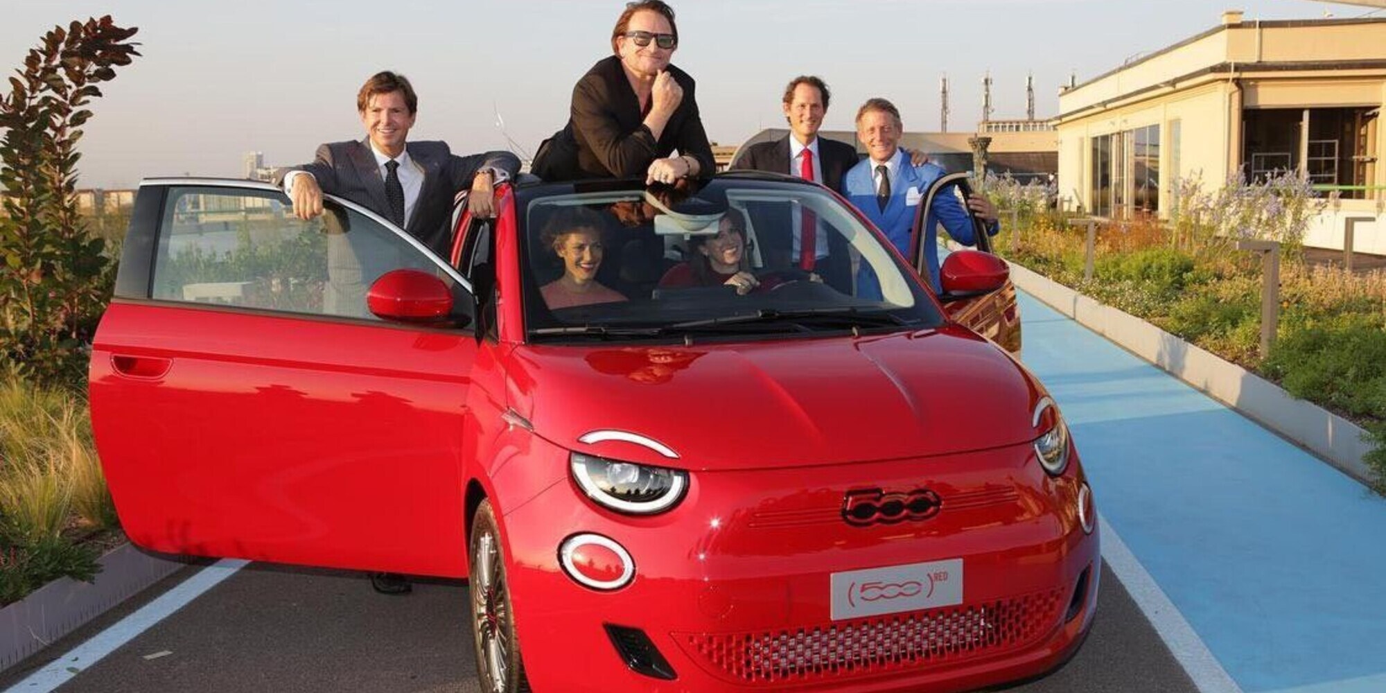 Bono Vox, John, Lapo e Ginevra Elkann sulla 500 RED al Lingotto