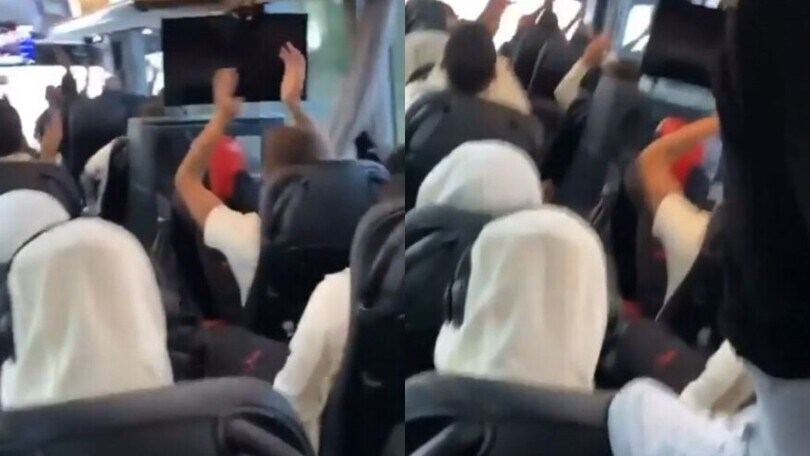 Il Milan festeggia Maldini Jr: che cori sull'autobus!