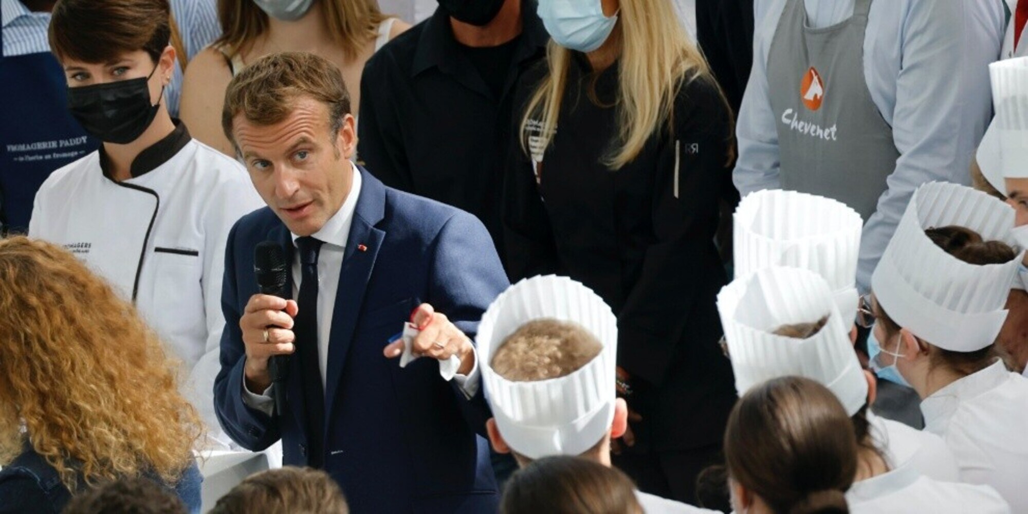 Macron colpito da un uovo: "Voglio parlare con chi l'ha tirato"