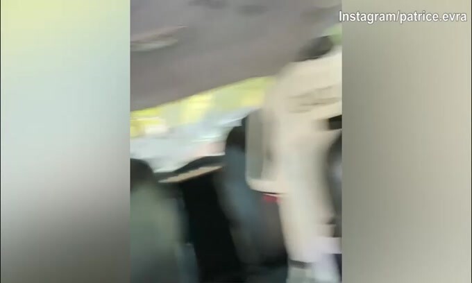 Evra a Torino, show sul taxi con la maglia di Chiellini!