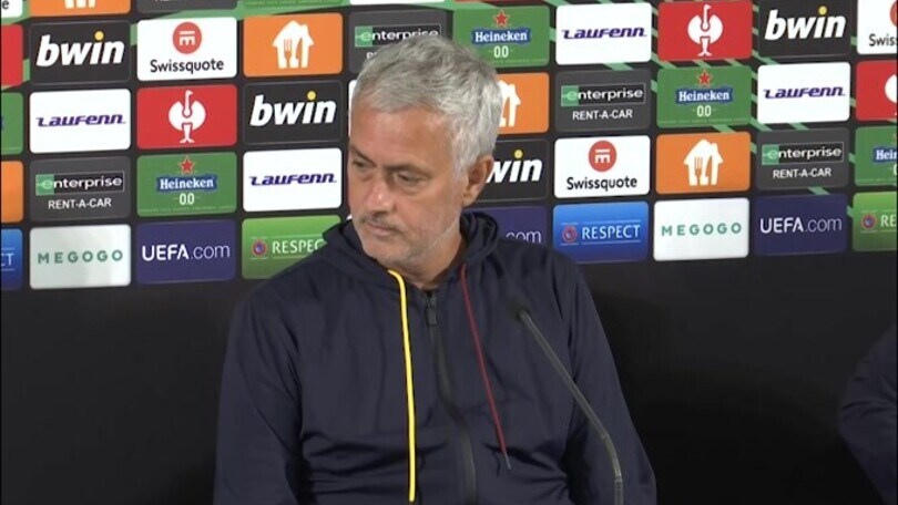 La traduttrice è in difficoltà, Mourinho: "Non è un problema tranquilla"