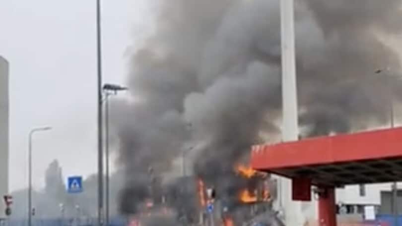 Milano, un aereo è precipitato su una palazzina: otto morti