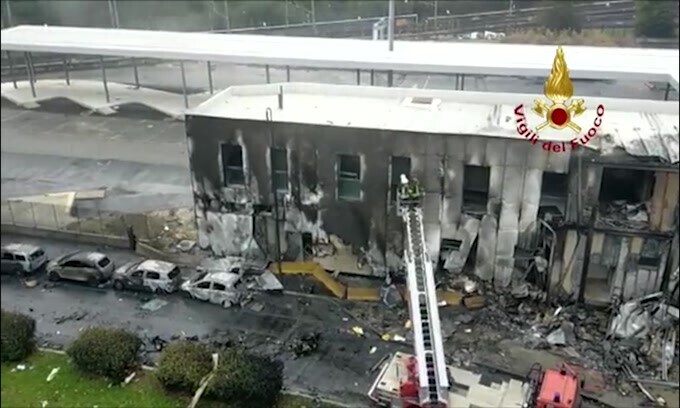 Milano, piccolo aereo si schianta contro palazzina: le immagini dei Vigili del Fuoco