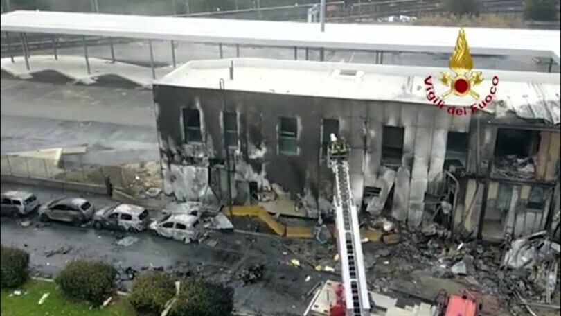Milano, piccolo aereo si schianta contro palazzina: le immagini dei Vigili del Fuoco