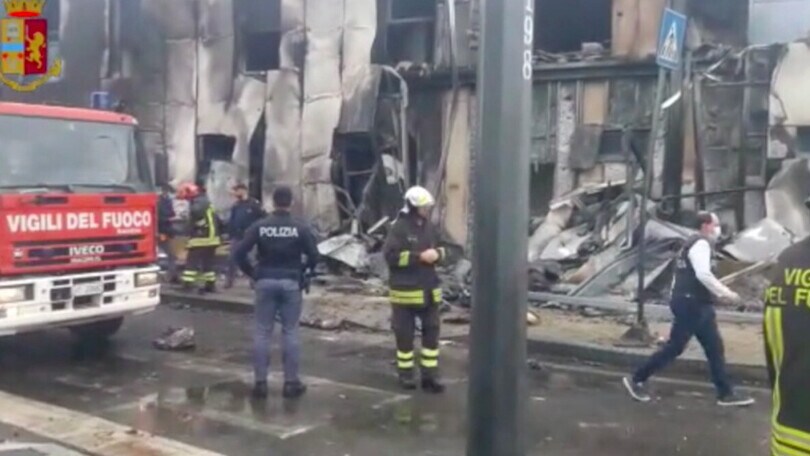 Aereo precipitato a Milano: le immagini della palazzina VIDEO