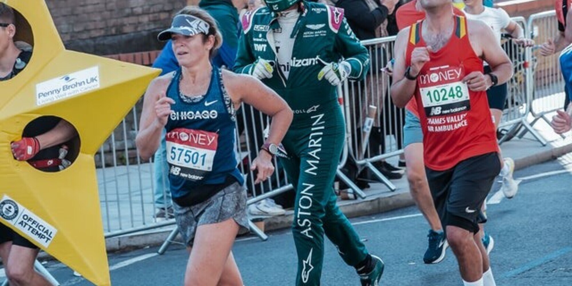 George Crawford, ingegnere della F1, corre la London Marathon vestito da pilota