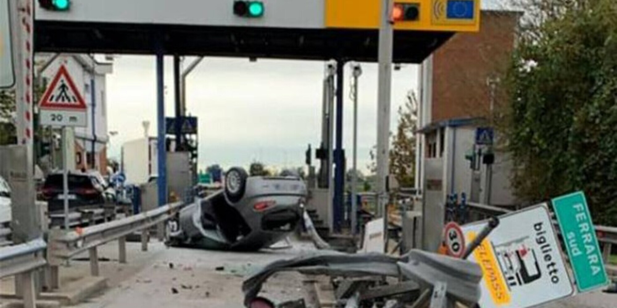 Terribile incidente d'auto a Ferrara: centra il guard-rail e vola sull'asfalto