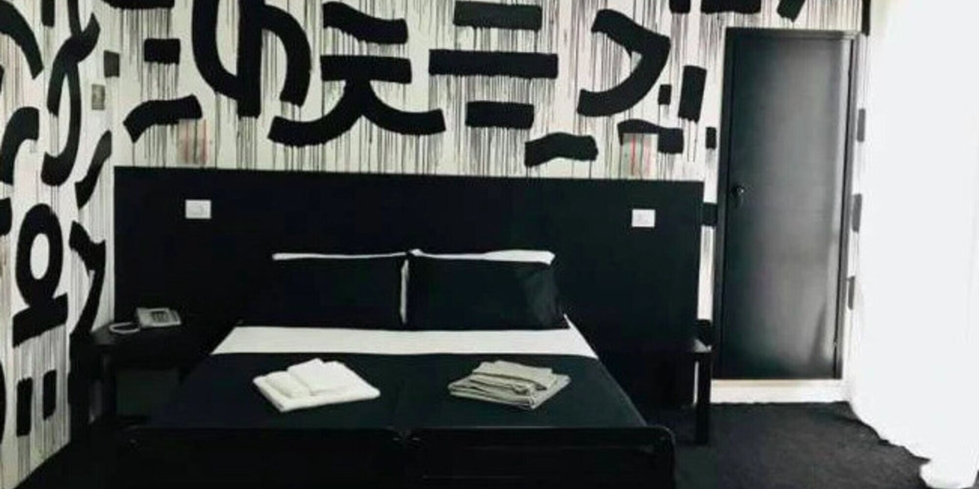 Rimini, hotel a un euro a notte ma con le telecamere in camera