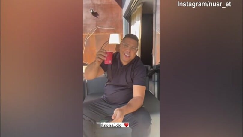 Ronaldo imita Salt Bae: "Cappuccino"