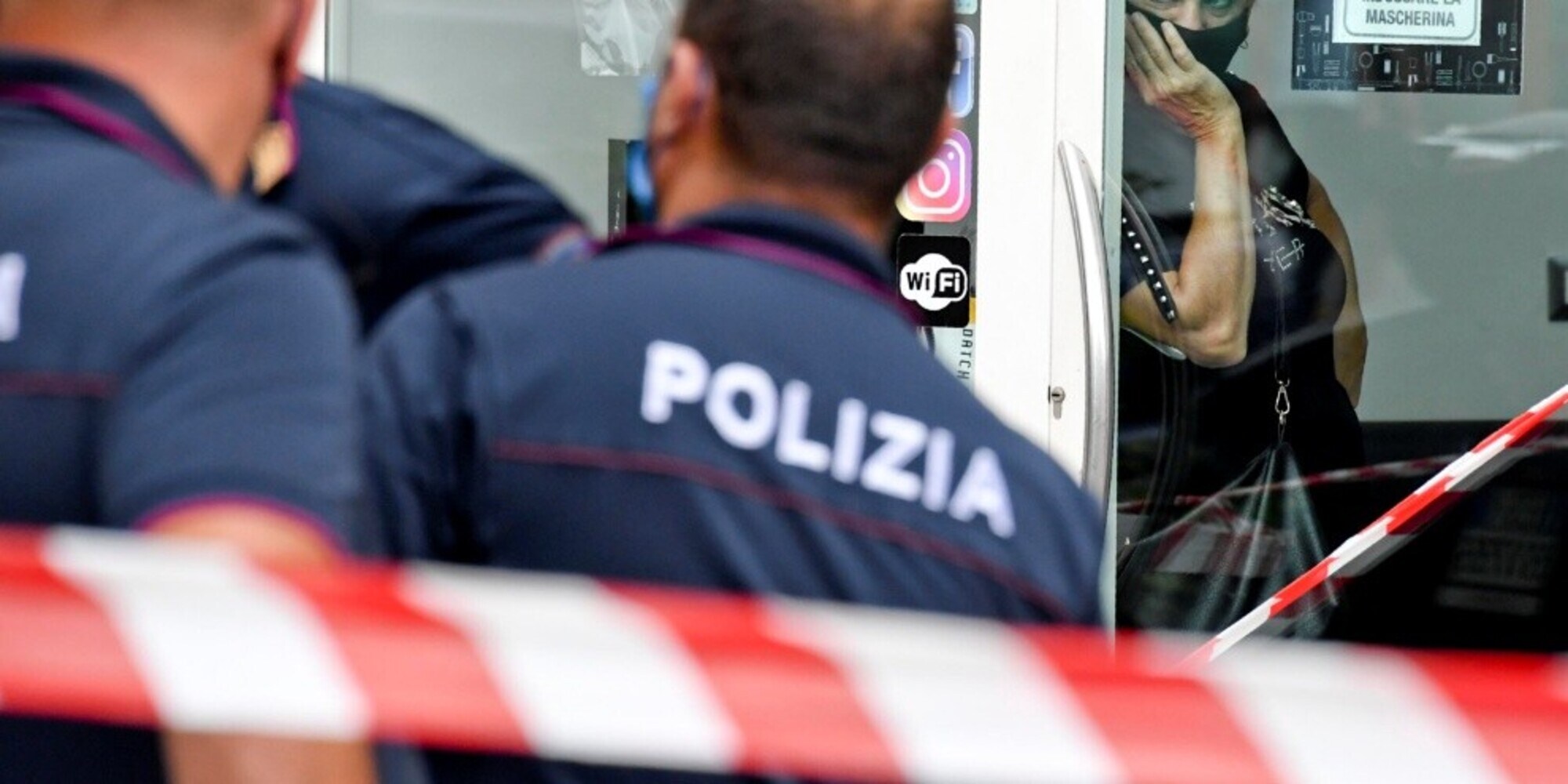 Anziana entra per errore in una villa, due cani la sbranano