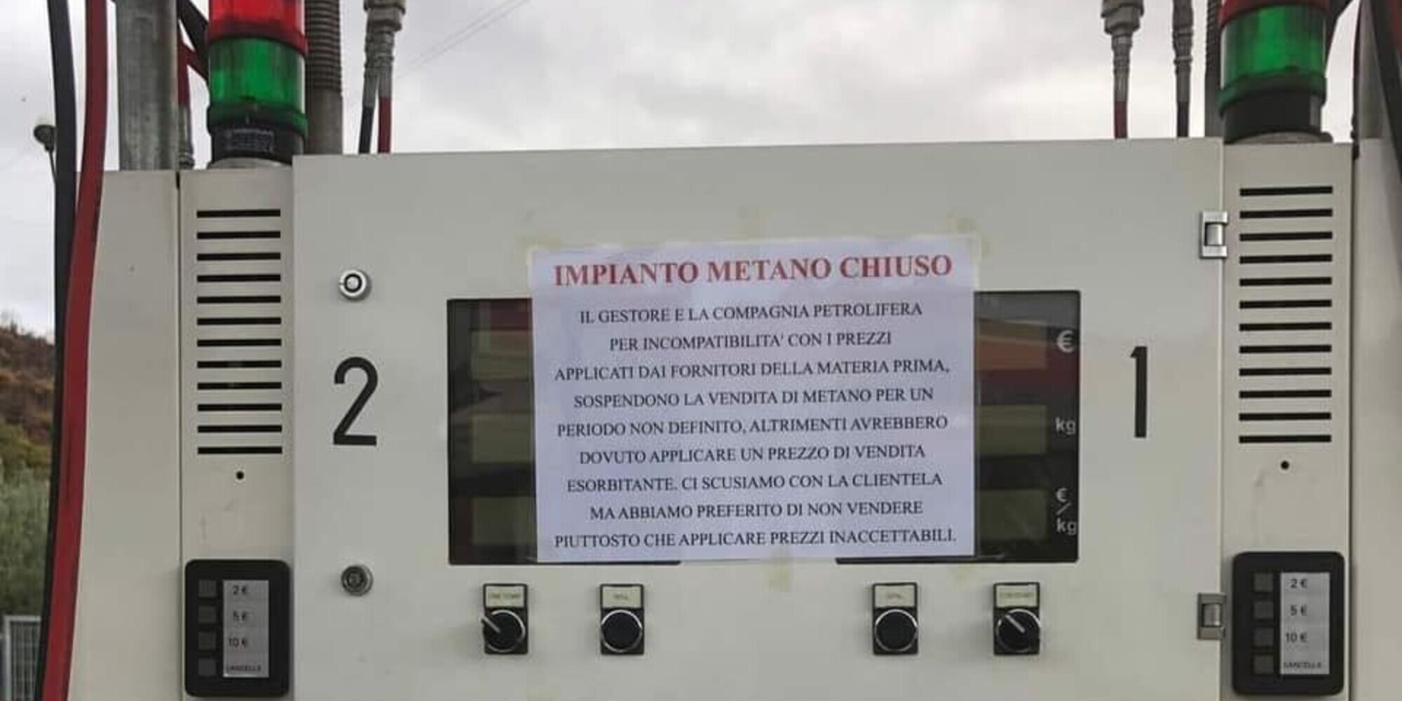 I prezzi del carburante salgono ancora e il benzinaio dichiara il "metano chiuso"