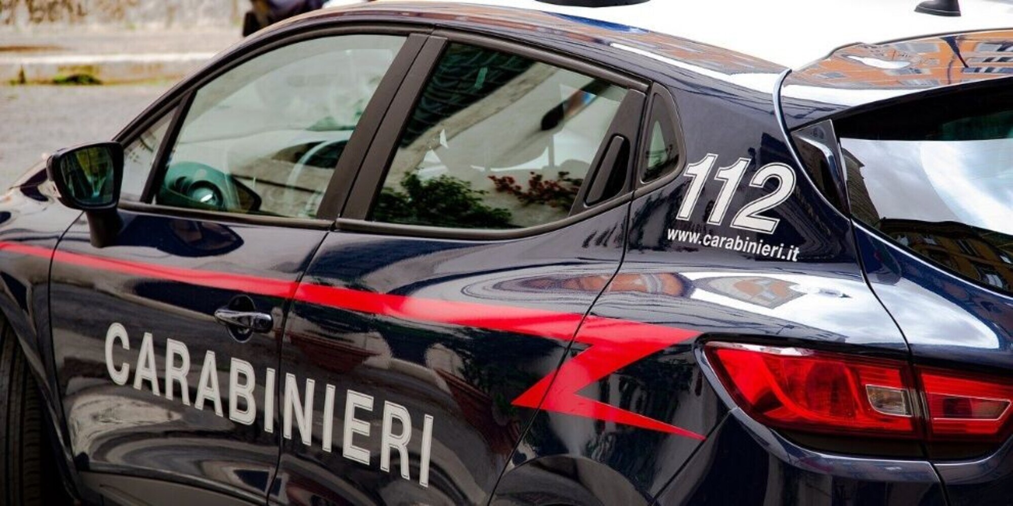Paga prostituta con carta di credito della mamma: 50enne denunciato
