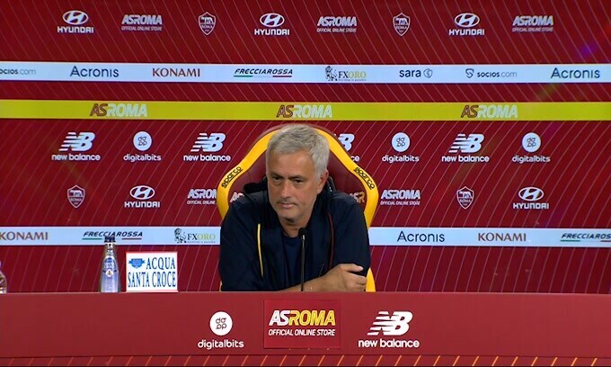 Mourinho: "Gap con la Juve? Loro giocano per vincere la Champions noi la Conference"