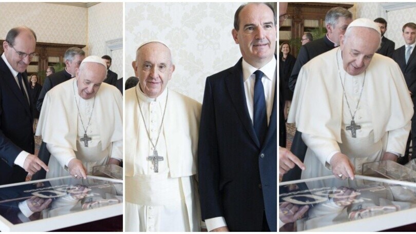 Castex dona a Papa Francesco la maglia di Lionel Messi