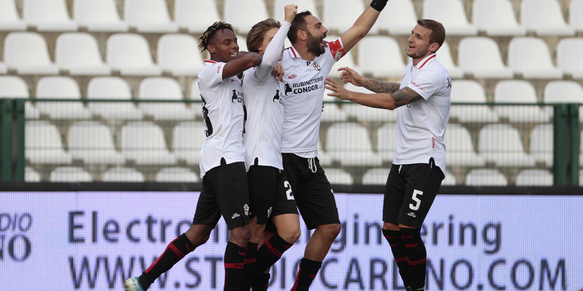 La Pro Vercelli batte la Juve U23 e vola in testa. Blitz Novara a Livorno