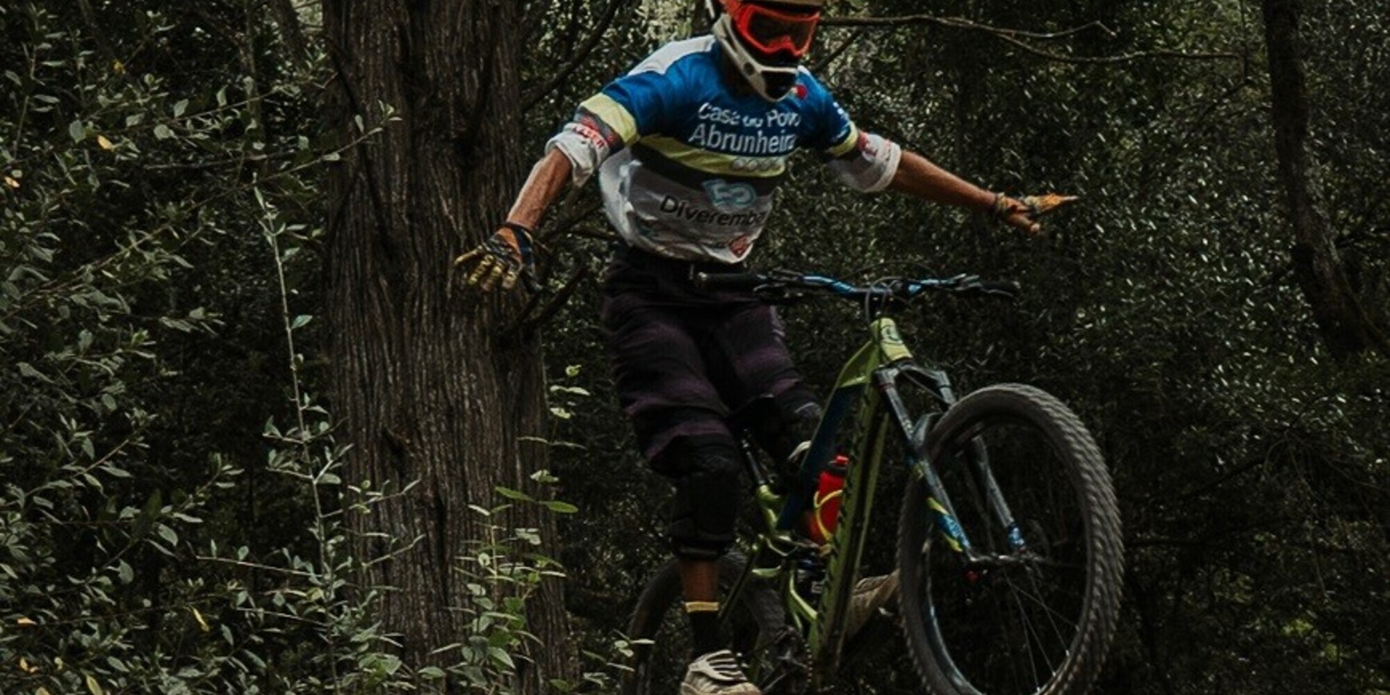 Endurista corre nel bosco e salta... nel vuoto! VIDEO