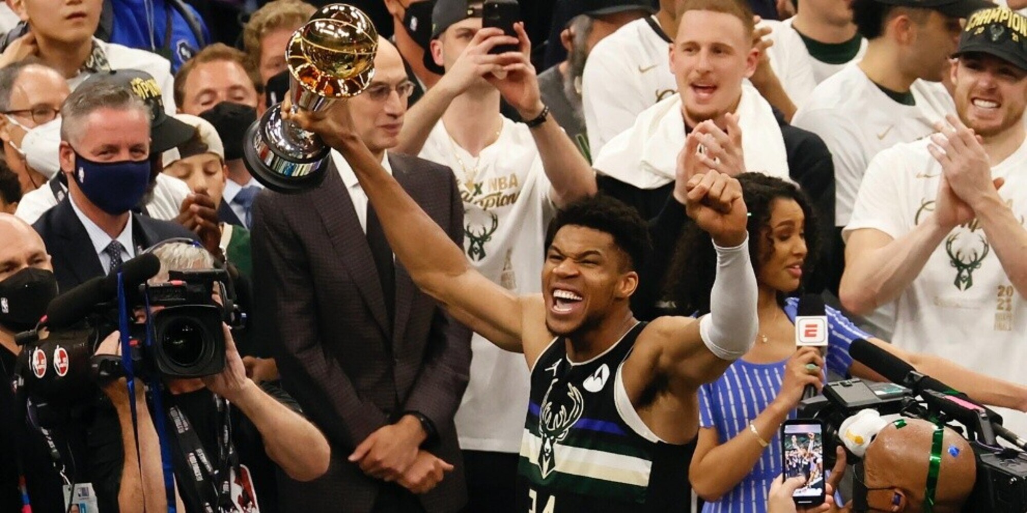 Nba, festa Bucks! Anelli e vittoria all'esordio. Ko i Lakers