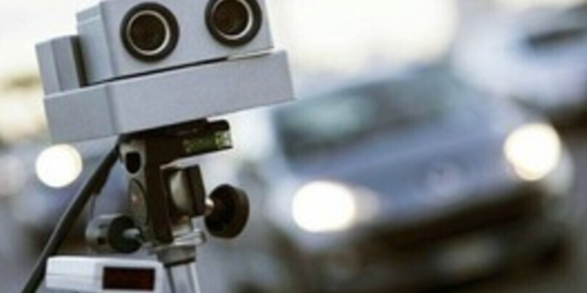 Il mistero della multa fantasma: l'autovelox confonde la maglietta con una targa e fa la multa