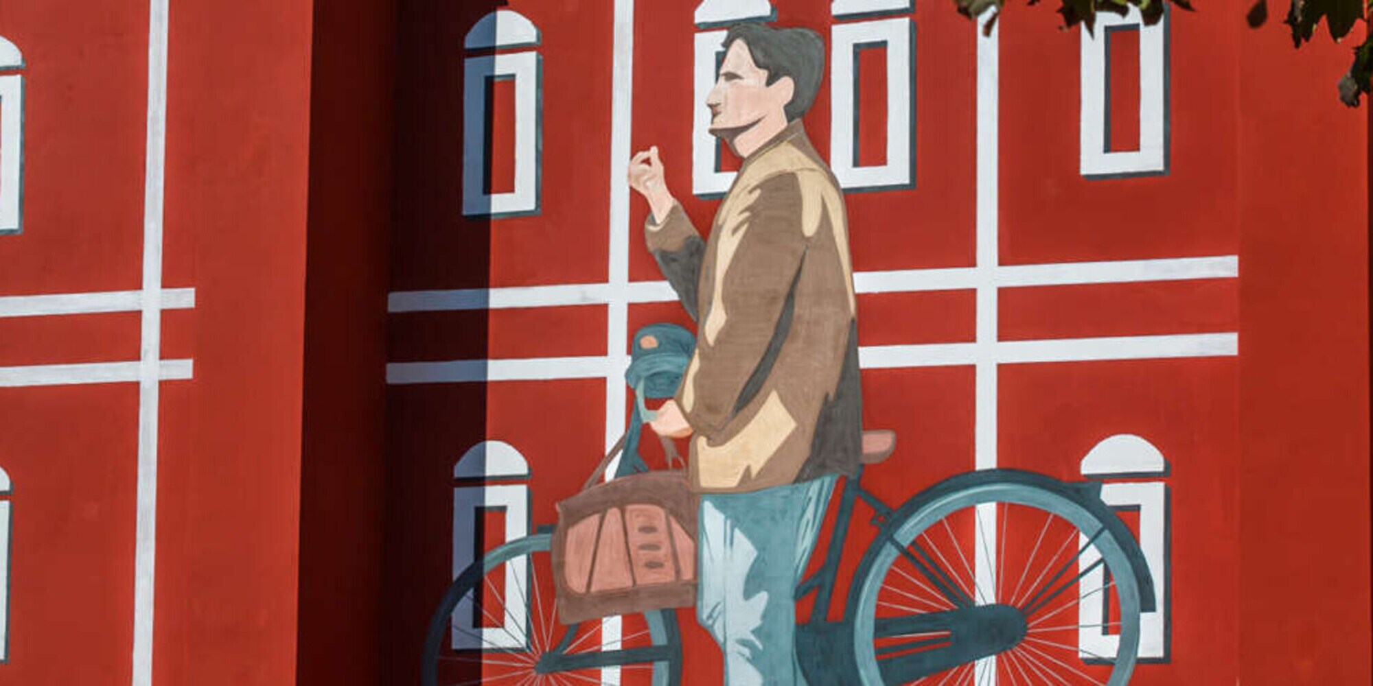 Troisi diventa un murales: immortalata la scena de "Il Postino"