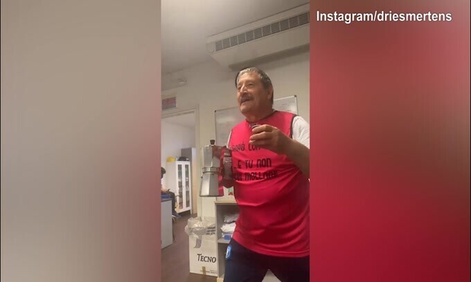 La Macarena di Tommy Starace fa ridere Mertens!