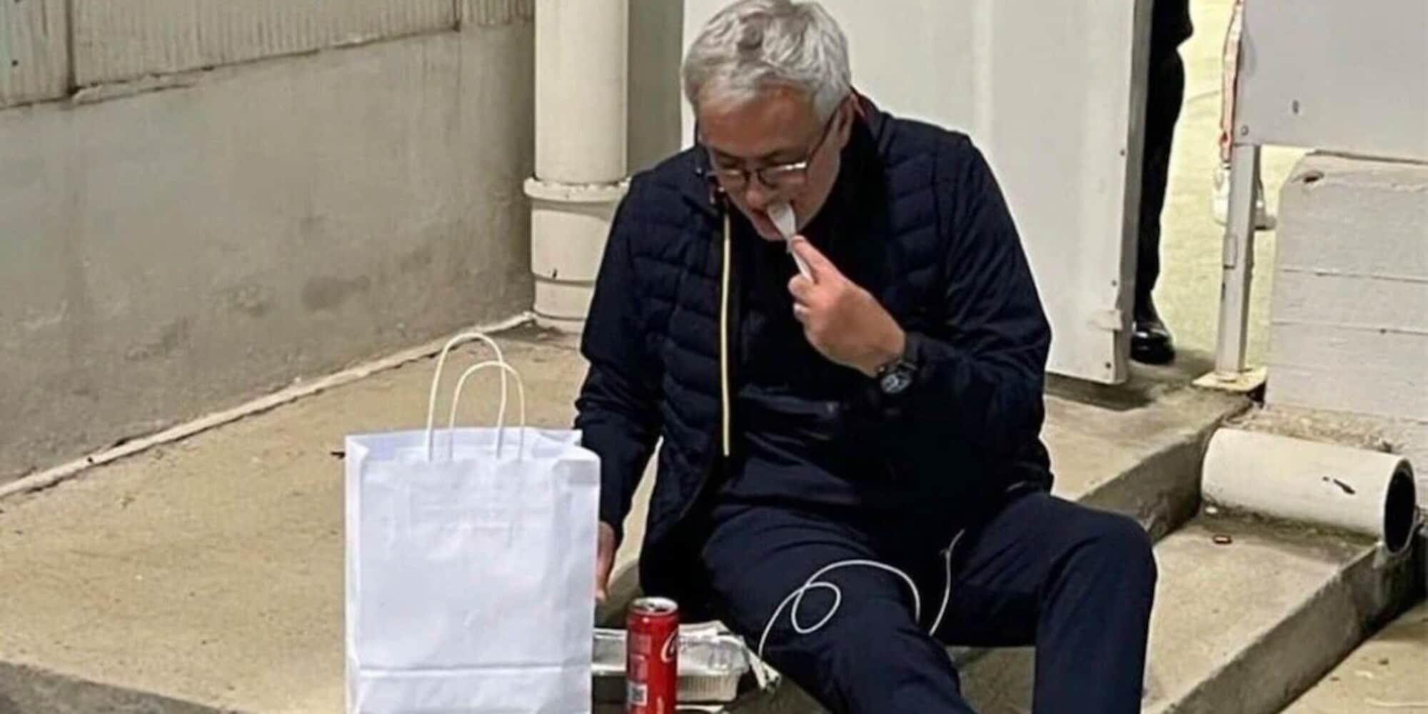 Mourinho squalificato? Sui social è show: mangia per strada!