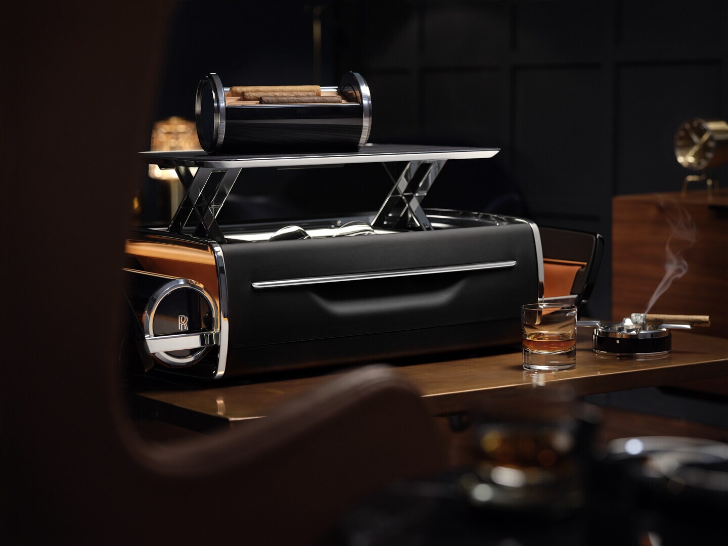 Rolls Royce firma Cellarette: il porta sigari e whisky di lusso