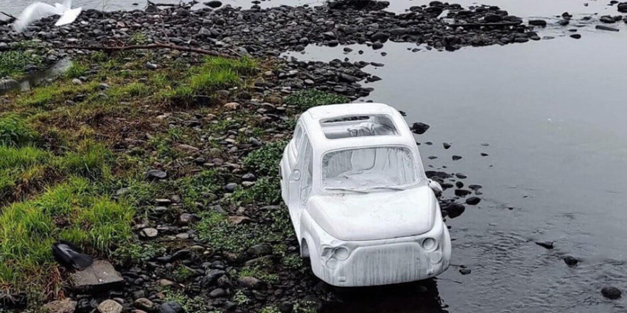 Che ci fa una Fiat 500 tutta di marmo sul letto del Po? La storia è incredibile