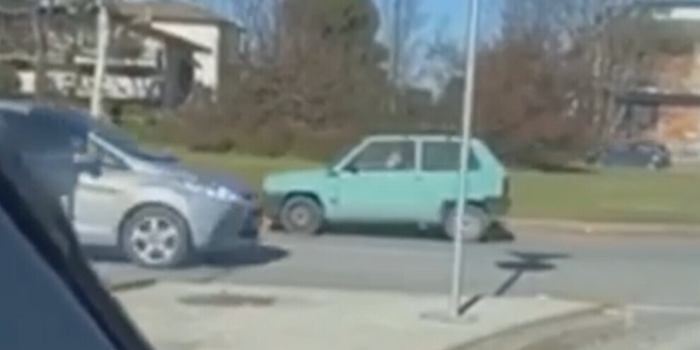 Con la Panda prende la rotonda contromano