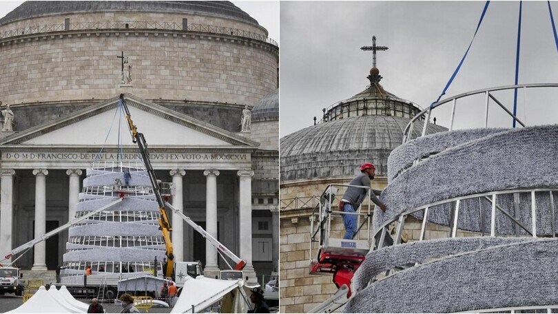 Napoli, iniziata l'installazione del mega albero a piazza del Plebiscito