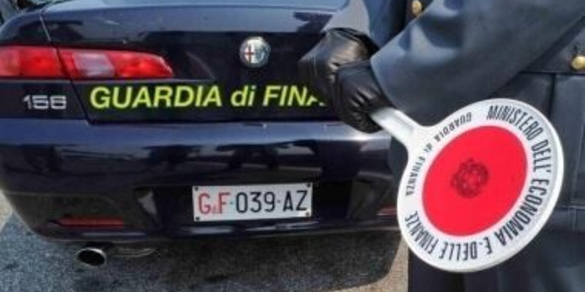 Gli sequestrano la moto, si finge maresciallo della Finanza: denunciato