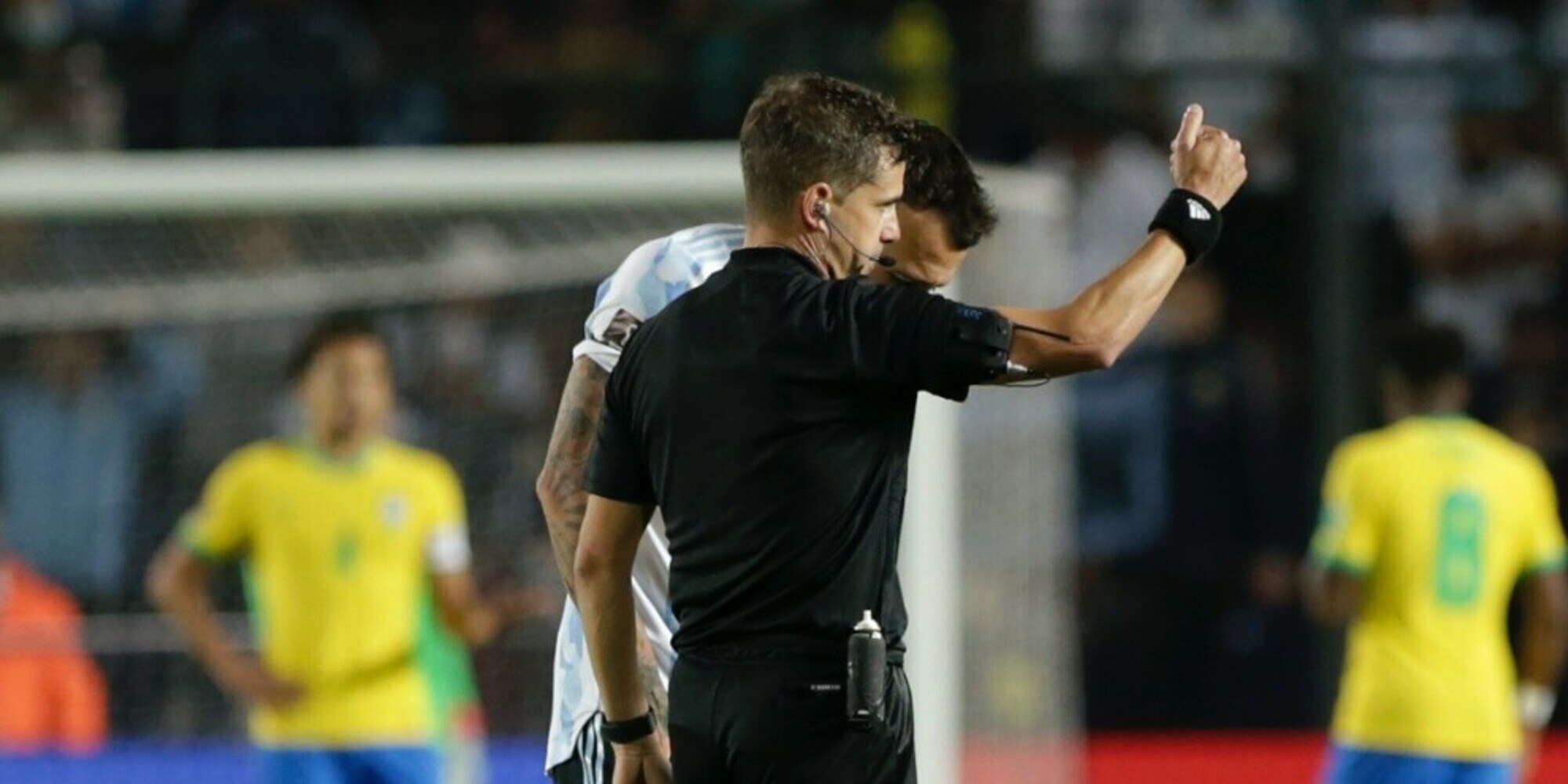 Conmebol sospende l'arbitro di Argentina-Brasile: "Errori gravi"