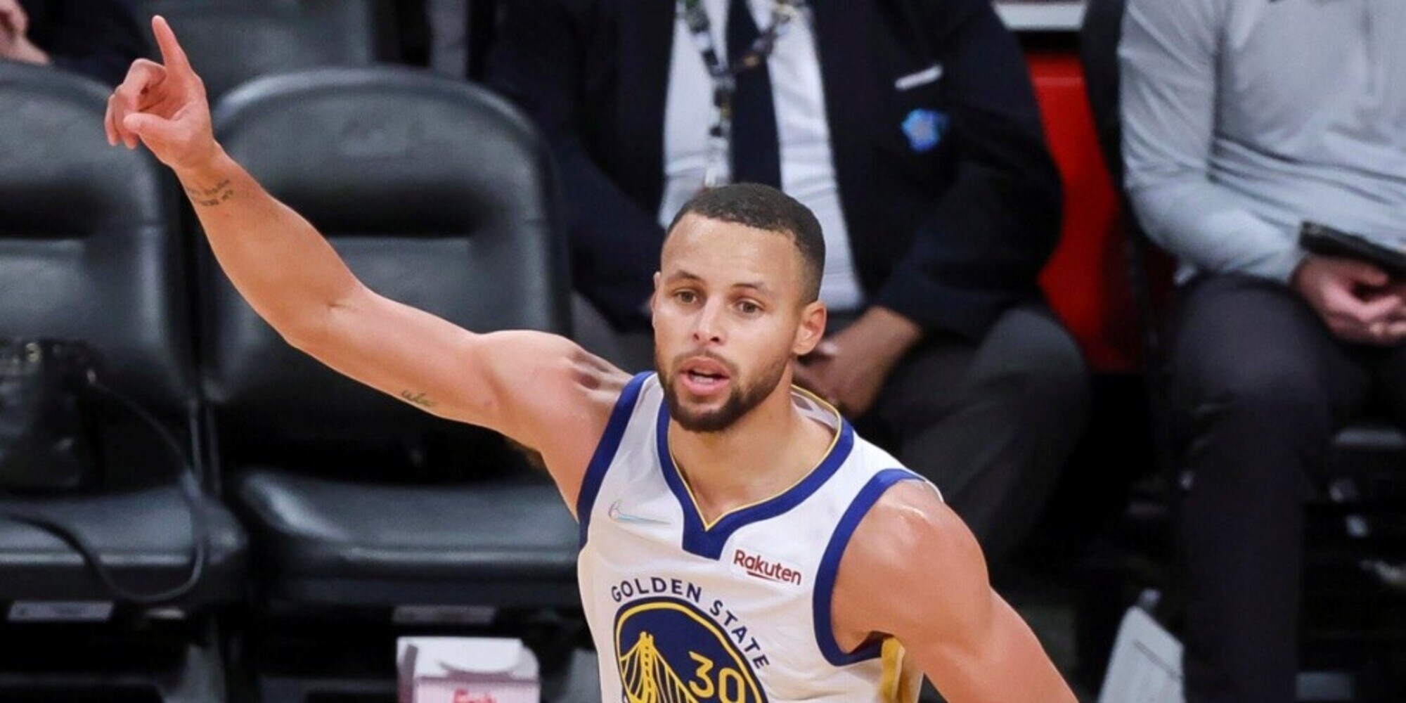 Nba, Curry è uno spettacolo! Golden State continua a volare