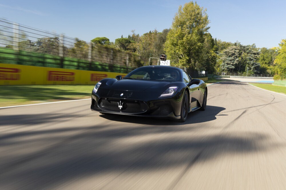 Maserati MC20, la supercar del Tridente si scatena a Imola