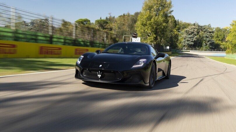 Maserati MC20, la supercar del Tridente si scatena a Imola